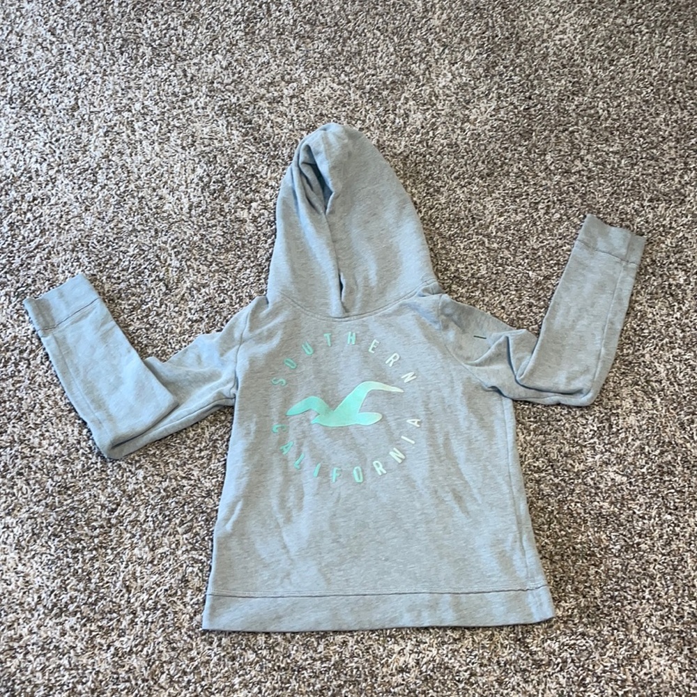 I am selling an Hollister grey vintage jacket. It’s in good condition.